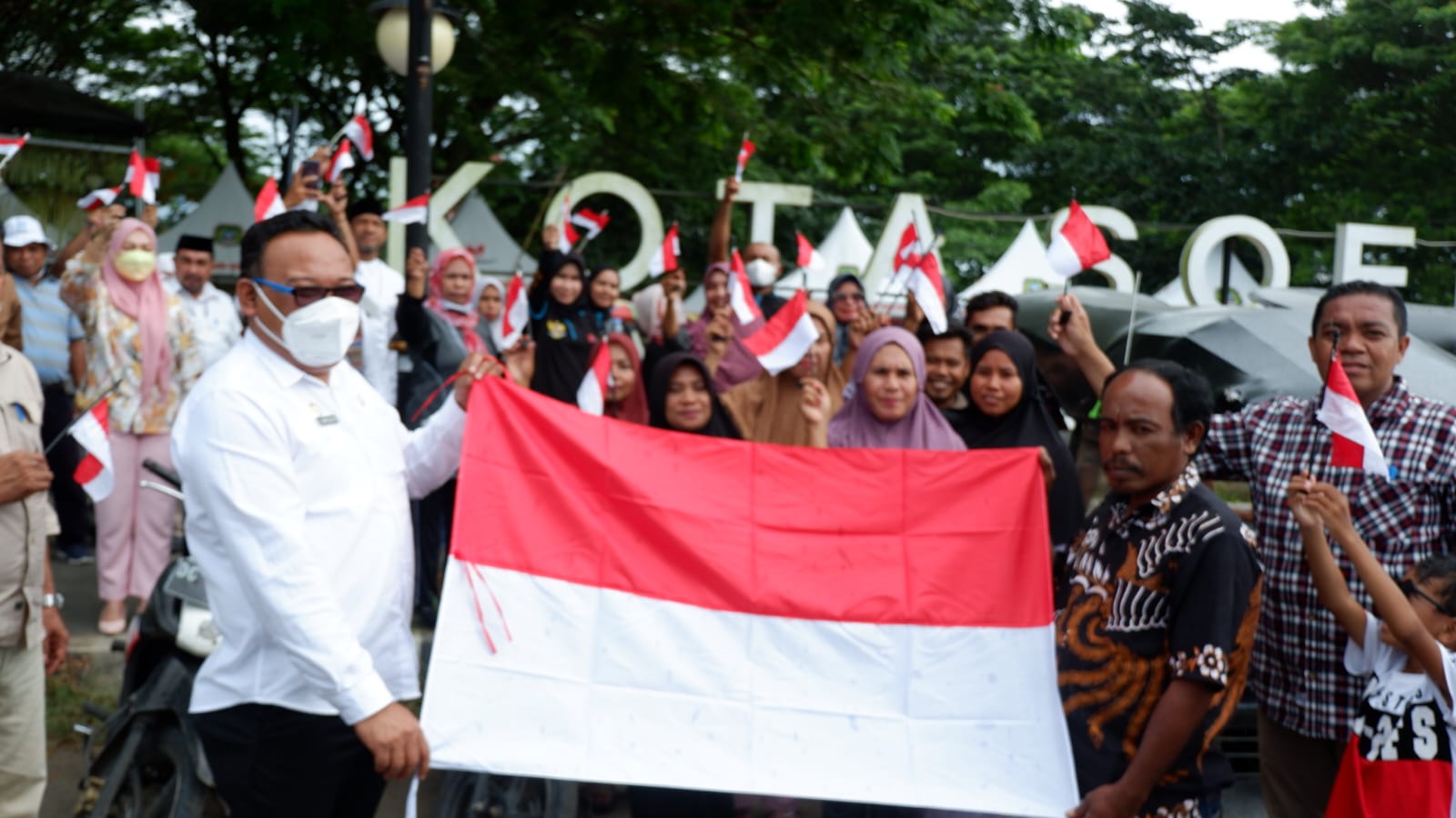Semarakkan HUT RI ke-77, Pemprov Malut Bagi 1000 Bendera ke Masyarakat Sofifi