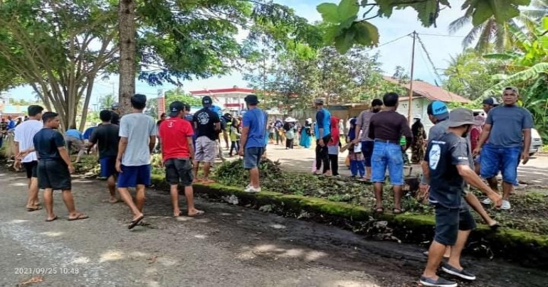 MENYEBRANGI LAUTAN, RATUSAN WARGA TOMALOU KERJA BAKTI DI LOKASI STQN XXVI