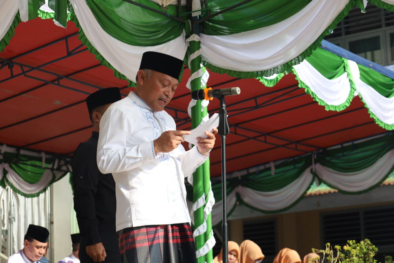Jadi Inspektur Upacara Peringati Hari Santri, Wagub Sampaikan Amanat Menteri Agama