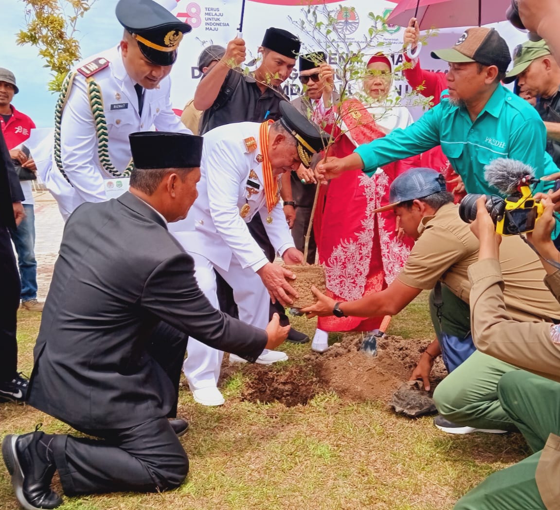 Gubernur Bersama Wagub Menanam Pohon Kenangan