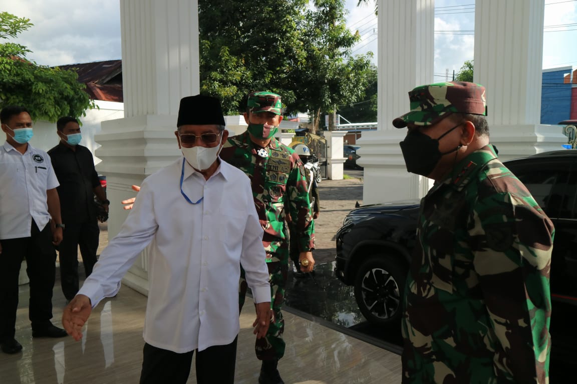GUBERNUR MALUT SILATURAHMI DENGAN PANGDAM XVI/PATTIMURA