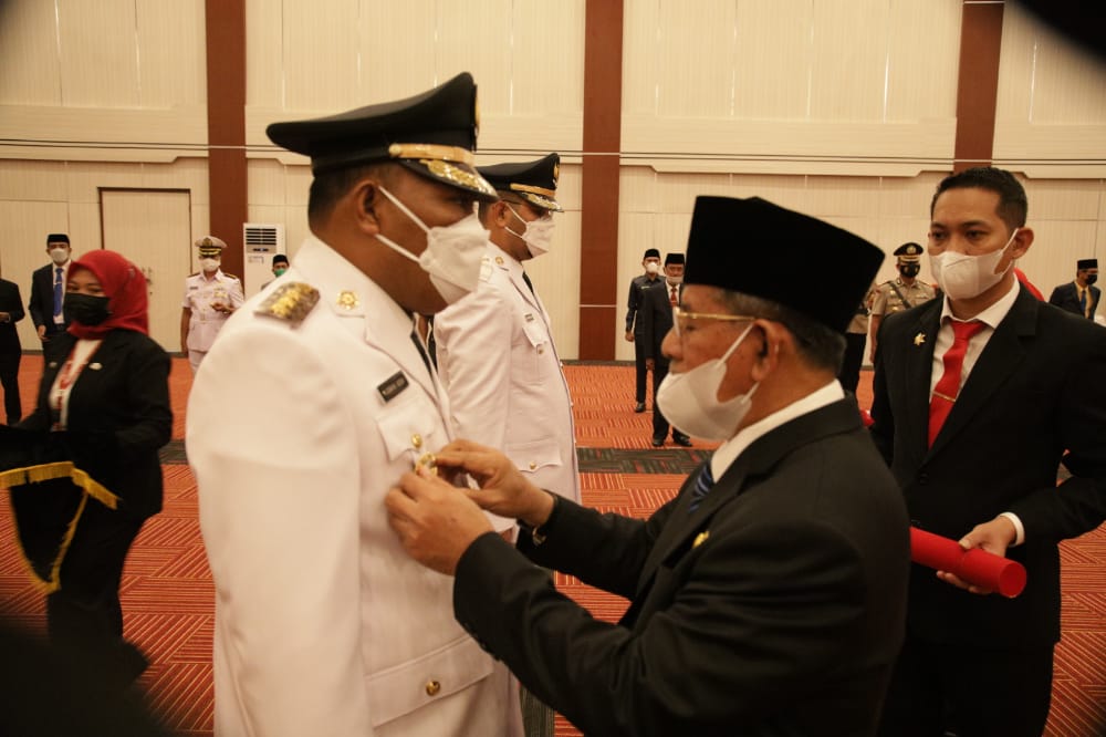 GUBERNUR RESMI MELANTIK BUPATI DAN WAKIL BUPATI HALSEL