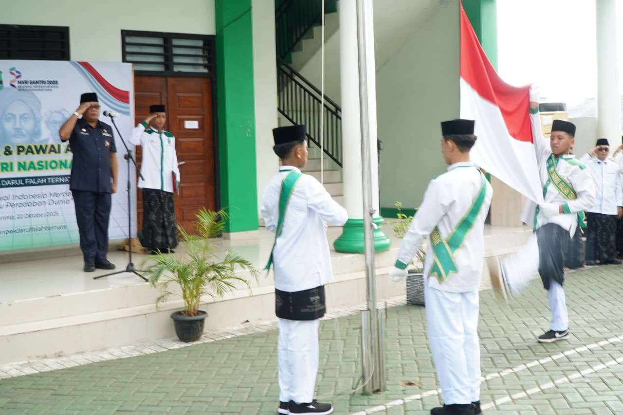 Sekprov Malut Wakili Menteri Agama RI pada Upacara HSN di Ponpes Darul Falah Ternate