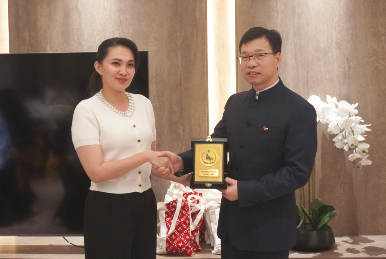 Gubernur Malut Gelar Jamuan Makan Malam dengan Komjen Cina dan Pengusaha, Promosikan UMKM Lokal